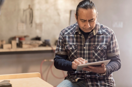 Ondernemer bezig in winkel met social media