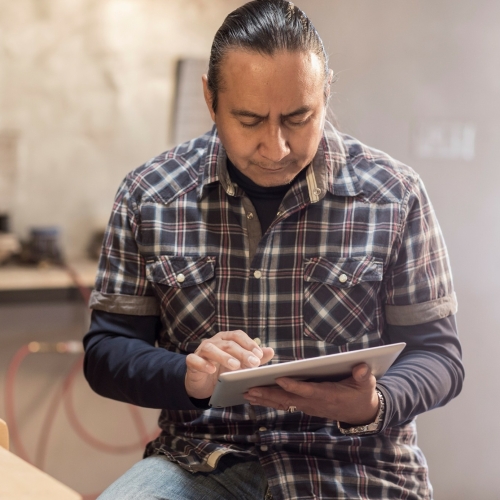 Ondernemer bezig in winkel met social media