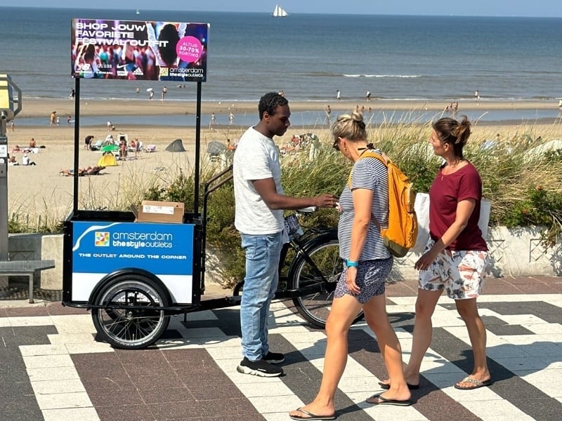 Promotie op het strand om veel mensen te bereiken met mooi weer