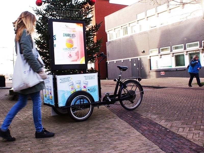 een reclame bakfiets met digitaal scherm