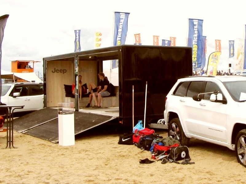 een event trailer ingericht als beachclub