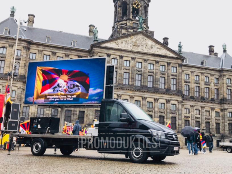 een led reclamewagen op de dam in amsterdam