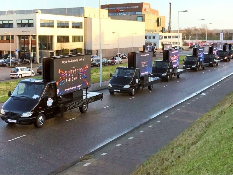 een reclamewagen met led-schermen