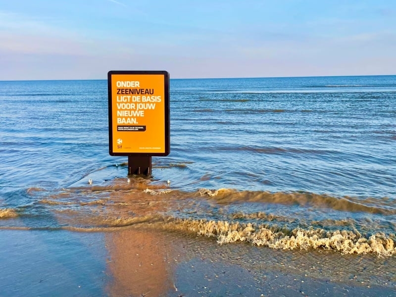 een mupi kan echt overal. Ook op het strand