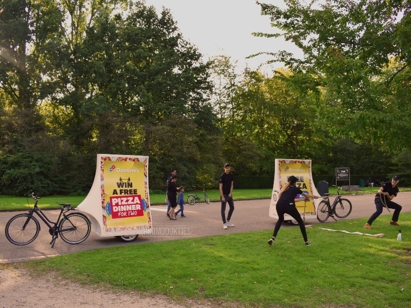 een promobike met aanhanger voor dominos