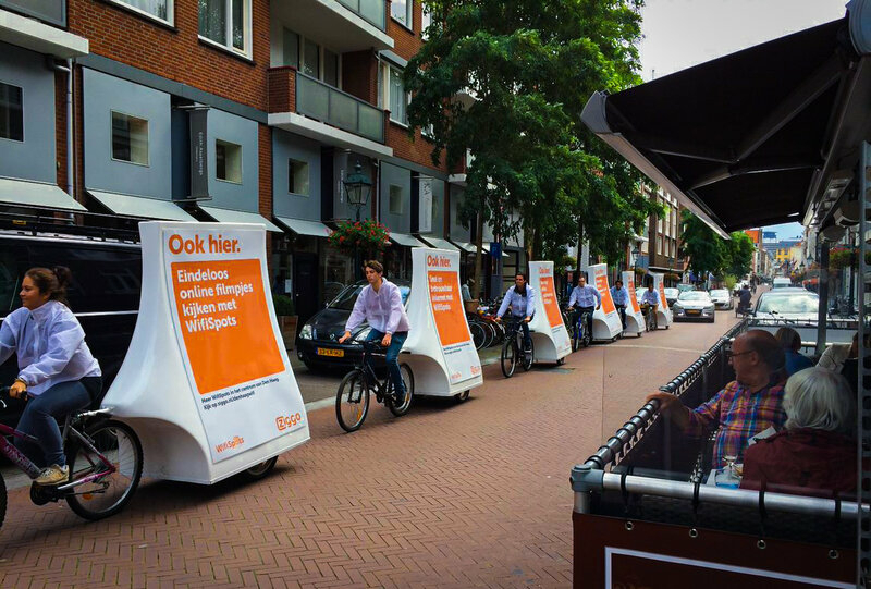 een hele rij promobikes met aanhanger