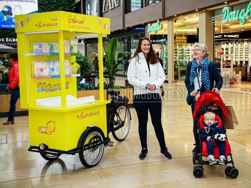 een bakfiets met achterwand en dak