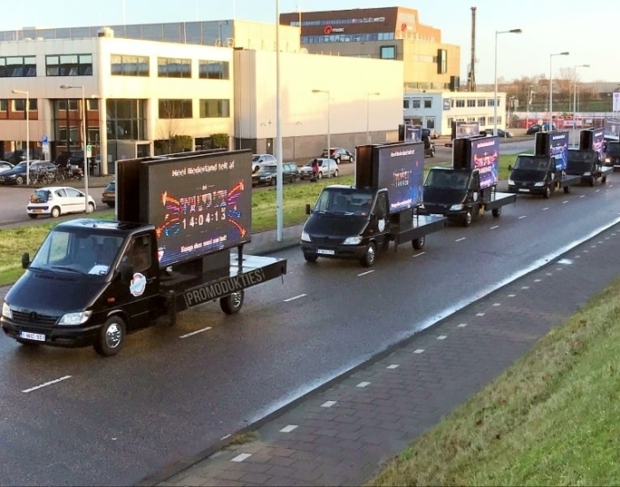 een reclamewagen met led-schermen