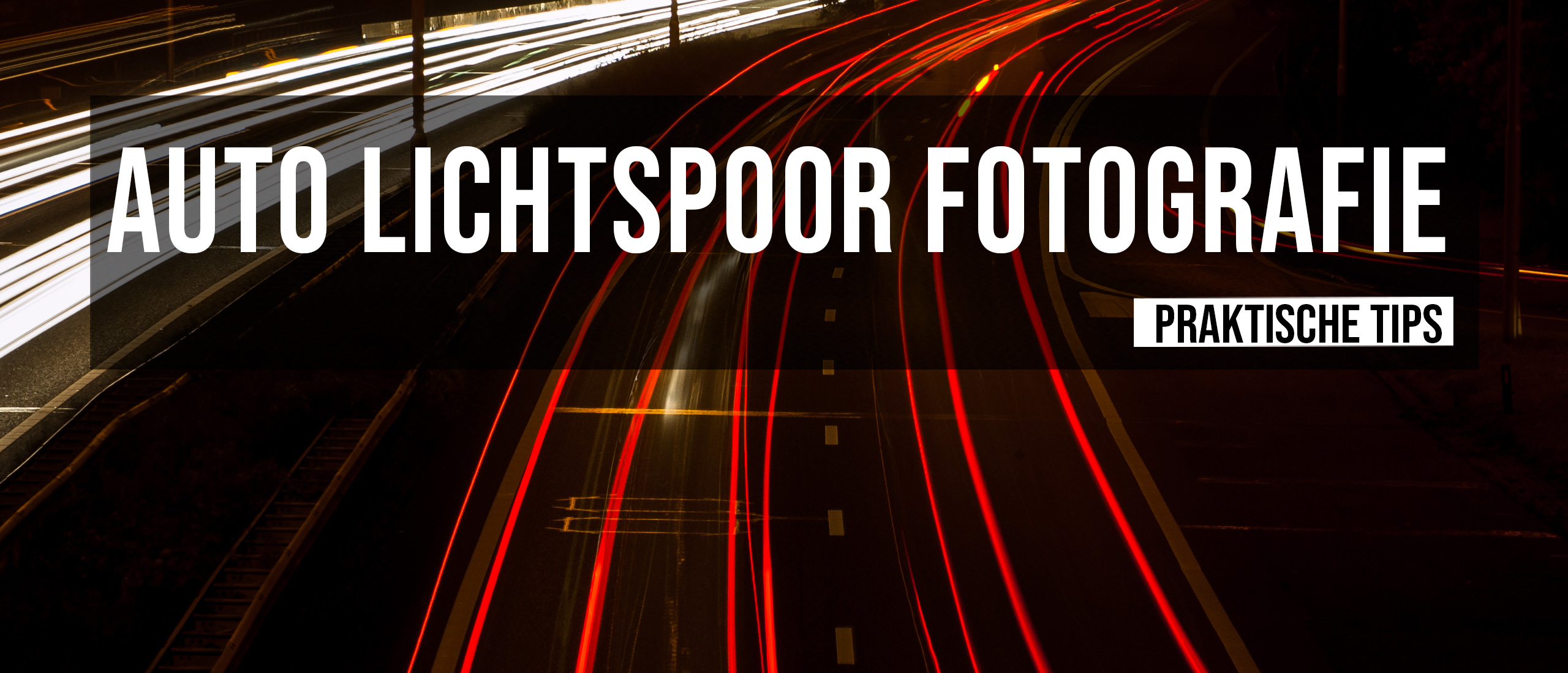 Auto lichtspoor fotografie op snelweg in het donker met lange sluitertijd en rood-witte lichtstrepen.