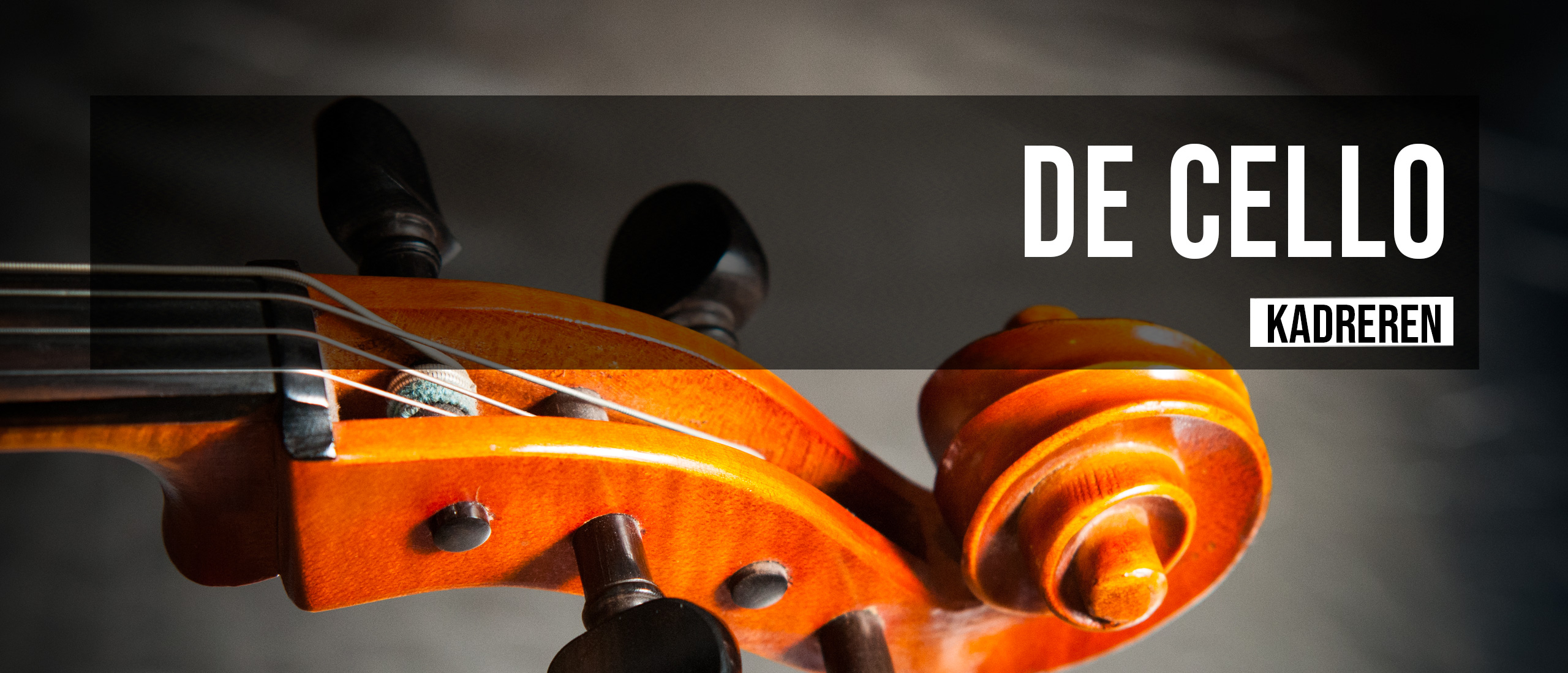 Bannerafbeelding met een close-up van de krul van een cello in warm licht, met de tekst de cello en kadreeren in witte kapitalen tegen een donkere achtergrond.