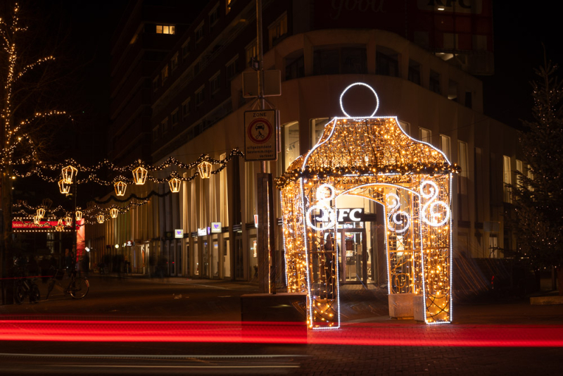 Avondfotografie met kerstverlichting en rode lichtstrepen
