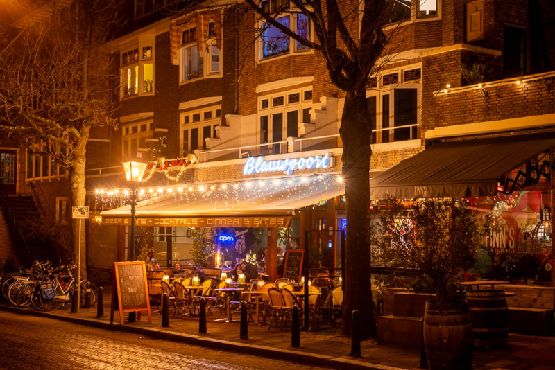 Sfeervolle nachtfoto van gezellig restaurant met kerstverlichting