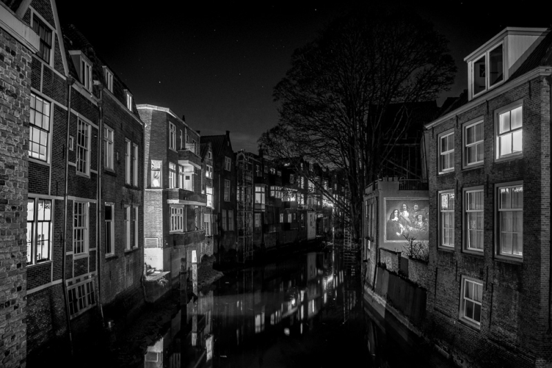 Sfeervolle zwart-wit avondfoto van grachten en oude gevels