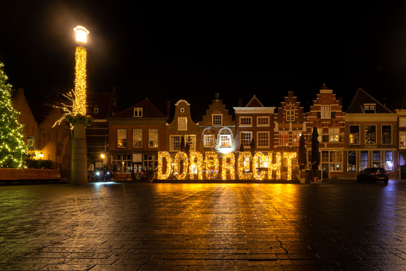 Avondfotografie in Dordrecht met warme kerstverlichting
