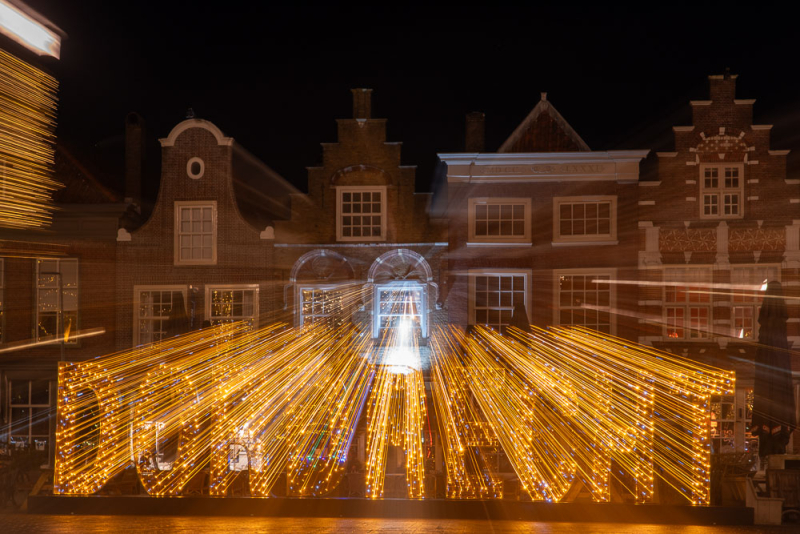 Creatieve avondfotografie met kerstverlichting en beweging