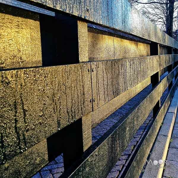 Hoe één foto twee verhalen vertelt: tuinhek in kleur en zwart-wit