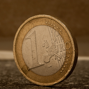 Close-up van een euromunt met grotere scherptediepte, waarbij de hele munt scherp in beeld is tegen een zachte achtergrond.