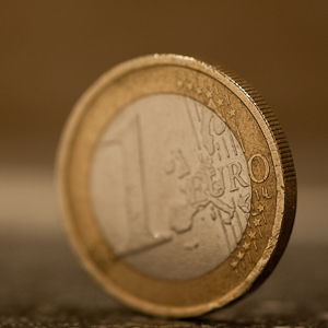 Close-up van een euromunt met beperkte scherptediepte, waarbij alleen een klein deel van de munt scherp is en de rest geleidelijk vervaagt.