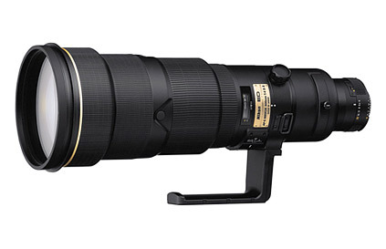 Lange Nikon telelens als voorbeeld van een lens voor sportfotografie, natuurfotografie en onderwerpen op afstand