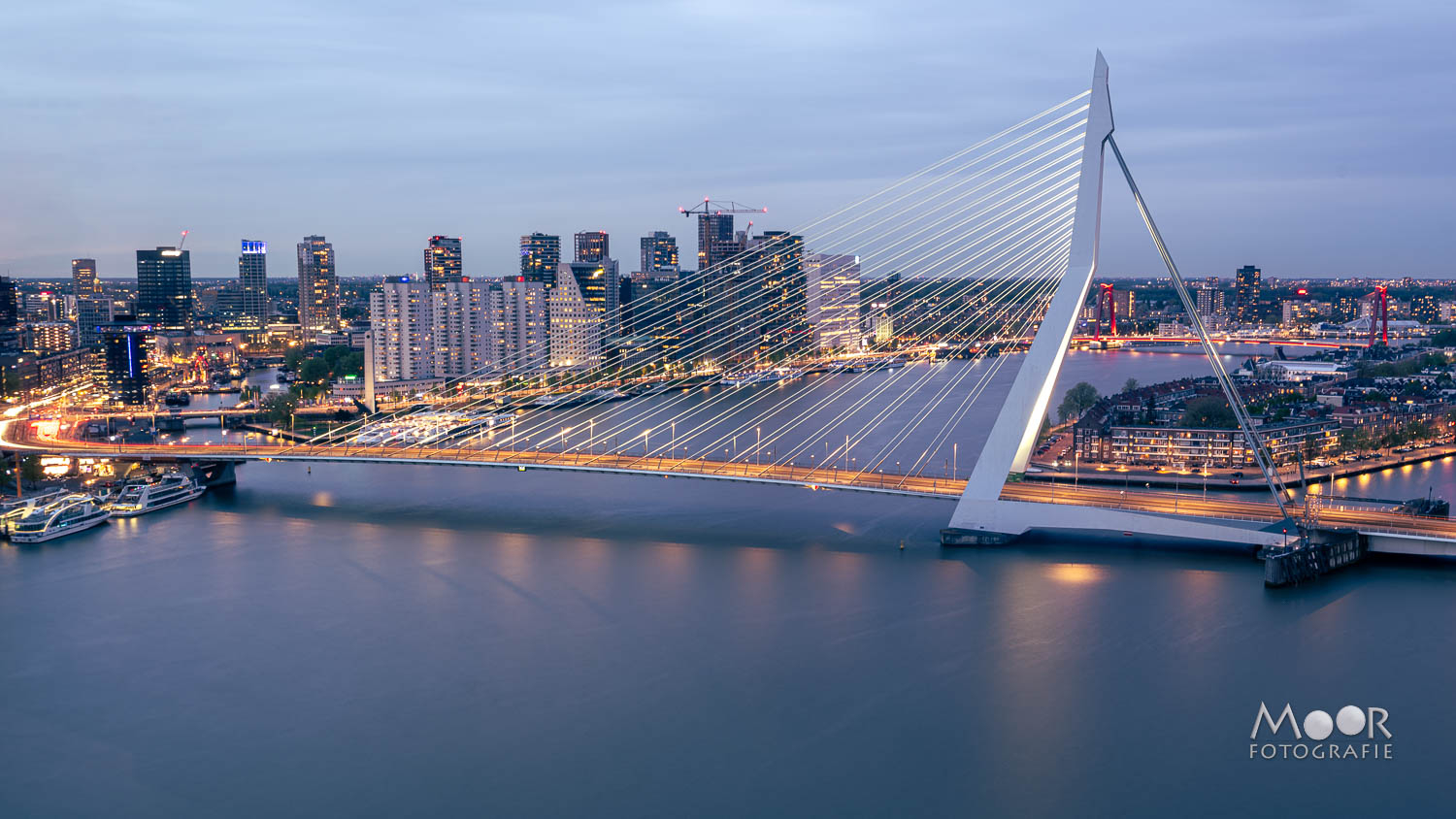 Skyline Rotterdam met de Erasmusbrug in afwachting van het blauwe uur