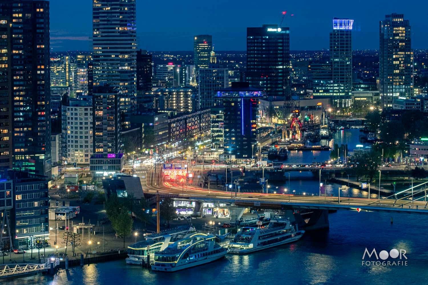 Skyline Rotterdam in afwachting van het blauwe uur