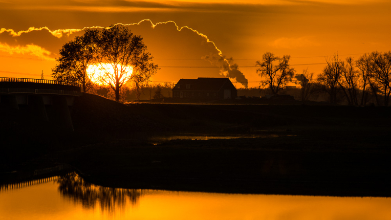 Landschapsfoto bij zonsondergang die laat zien hoe perspectief verandert door standpunt, afstand en compositie