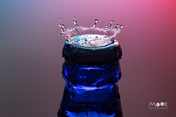 Woordloze Woensdag Flitslicht Bier Fles Kroon Water Splash Druppelfotografie