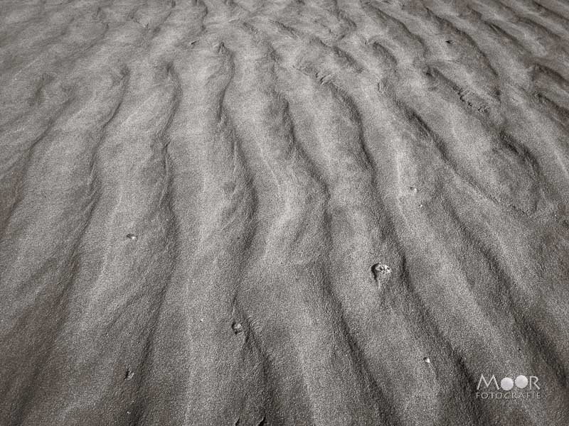 Woordloze Woensdag Lijnenspel in het zand