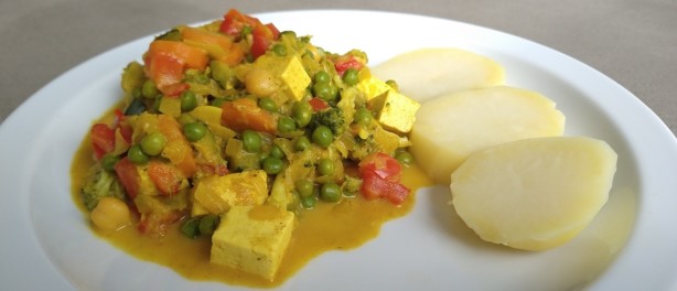 Vegetarische groentecurry met tofu en kikkererwten