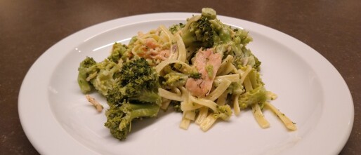 Snelle tagliatelle met gerookte zalm en broccoli