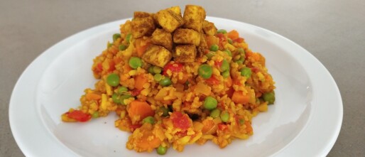 Vegetarische wokschotel met piktante tofu blokjes