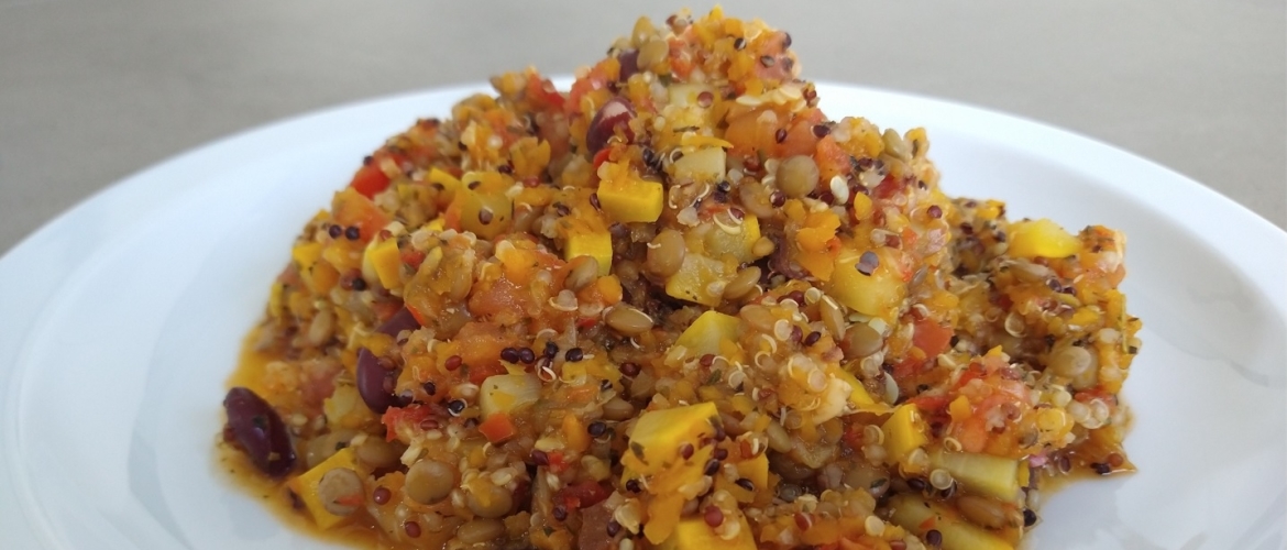 Veganistische wok met quinoa en zomergroenten