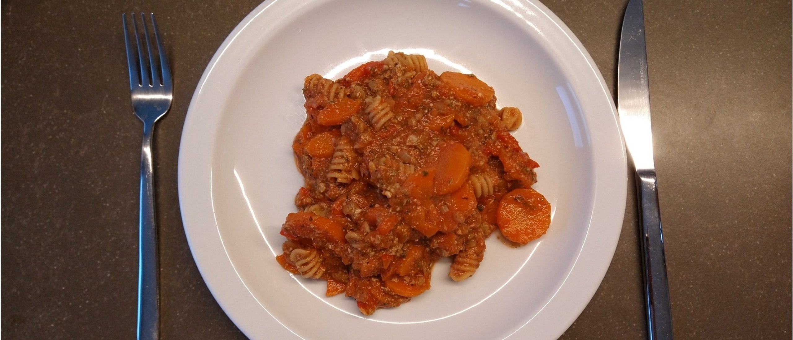 Vegetarische tomatensaus met ricotta en kikkererwtenpasta