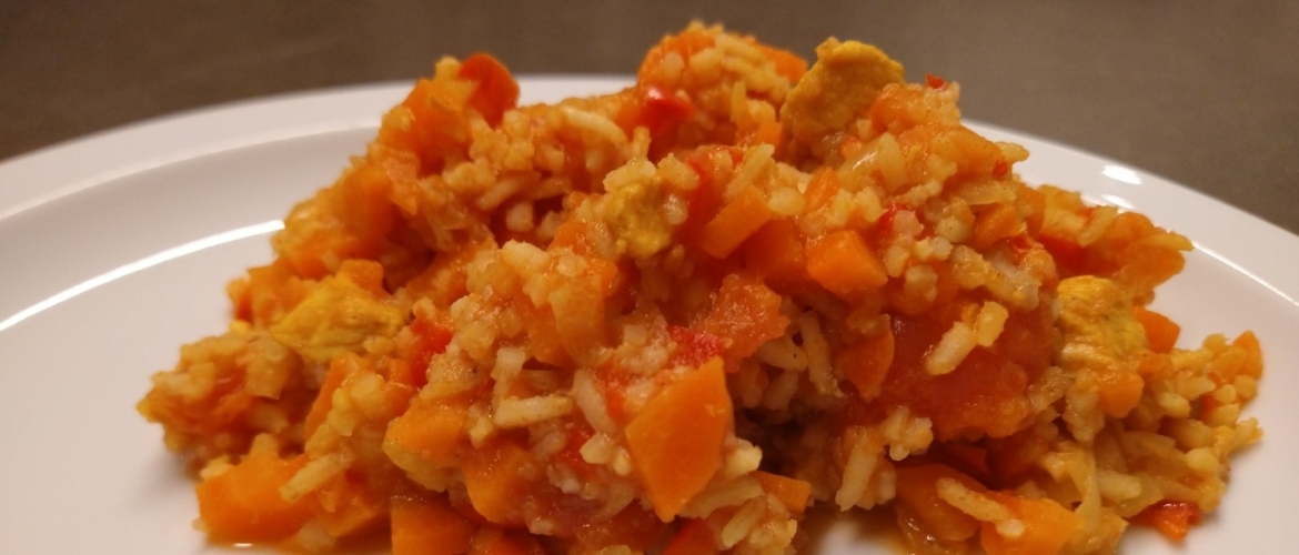 Wokschotel met wortel, rijst en kip