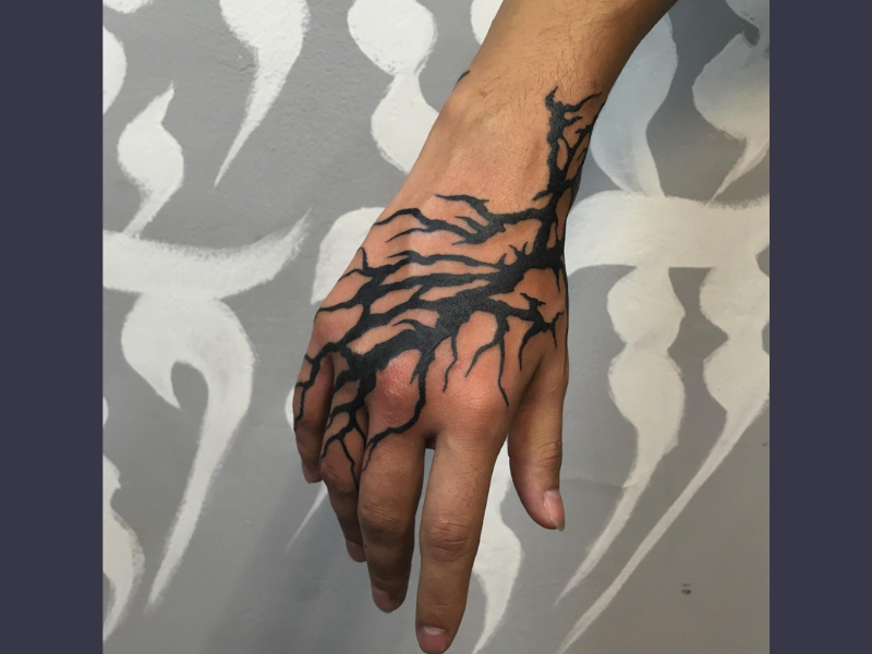 Blackwork tattoo bliksem op hand