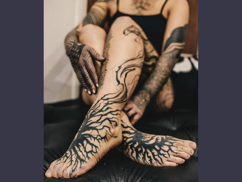 blackwork tattoo roots op voeten