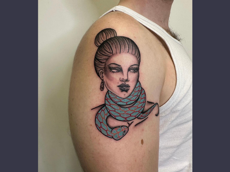 fine line tattoo vrouw met slangen sjaal