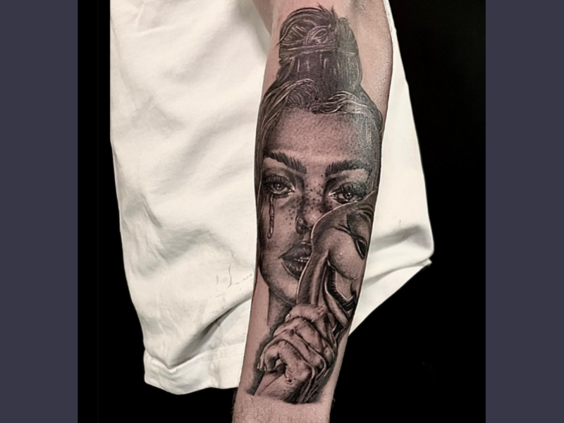 Vendetta masker met huilende vrouw tattoo Vendetta masker met huilende vrouw tattoo