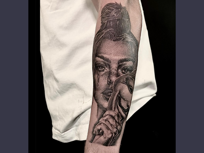 Vendetta masker met huilende vrouw tattoo