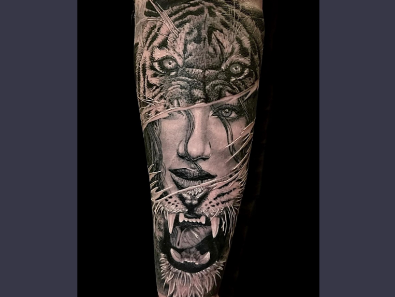 Vrouw met tijger realisme tattoo
