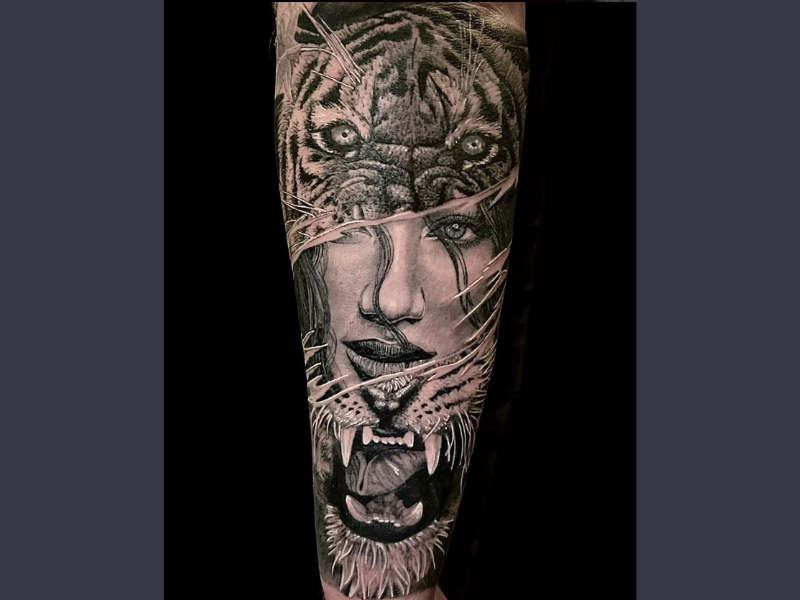 Vrouw met tijger realisme tattoo