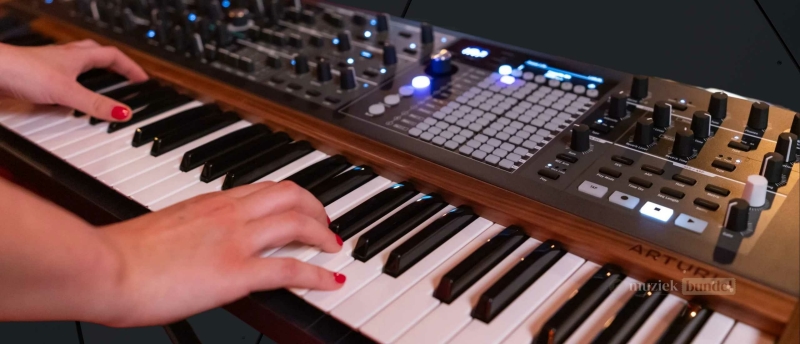 Arturia PolyBrute synthesizer met focus op de Morphée-controller en toetsen beschikbaar via Muziekbundel.nl.