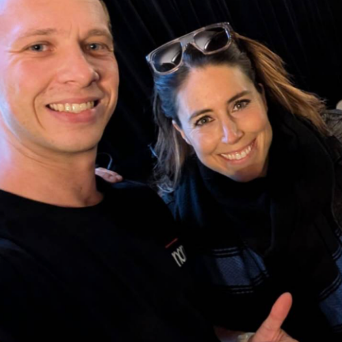 Wesley van Prosq en Iris de Hond in de Prosq Music winkel in Dedemsvaart