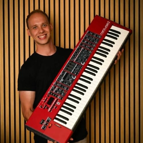 Wesley van Prosq Music, een grote glimlach  met een Nord in de hand.