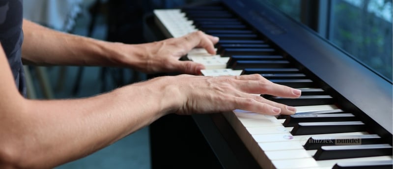 Overzicht van de beste digitale piano's in de prijsklasse tussen 500 en 1000 euro, geschikt voor verschillende niveaus.