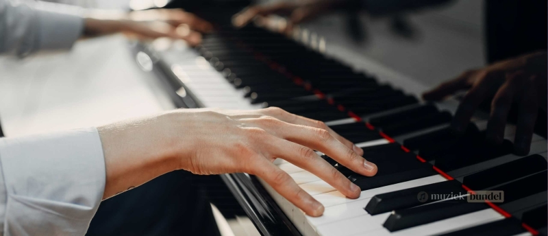 Een piano met 88 toetsen, die een volledig toonbereik biedt van diepe bastonen tot heldere hoge tonen, ideaal voor het uitvoeren van een breed scala aan muziekstijlen.