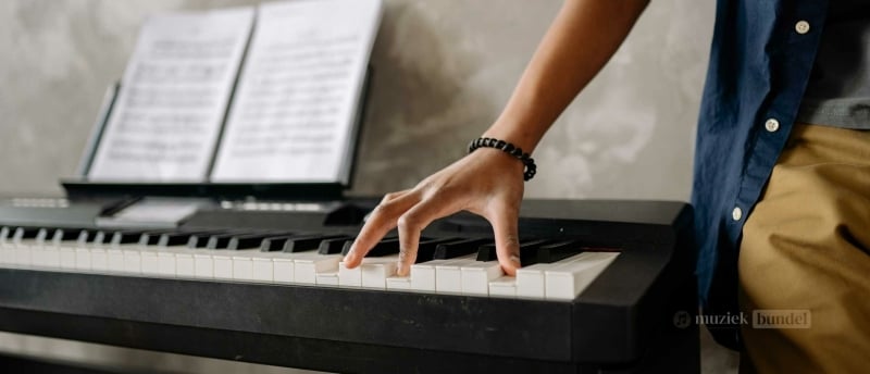 Digitale piano met gewogen toetsen, ideaal voor beginners die een betaalbare piano zoeken.