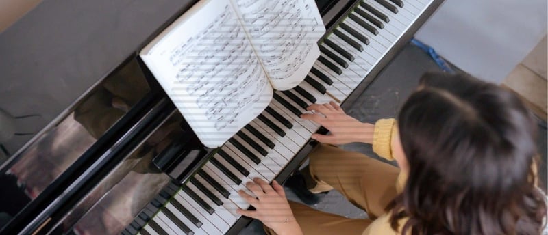 Piano leren spelen met een boek