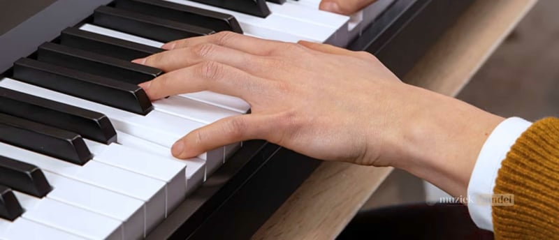 Close-up van het toetsenbord van de Yamaha P-143 digitale piano met 88 gewogen toetsen en een natuurlijk speelgevoel dat het gevoel van een akoestische piano nabootst.