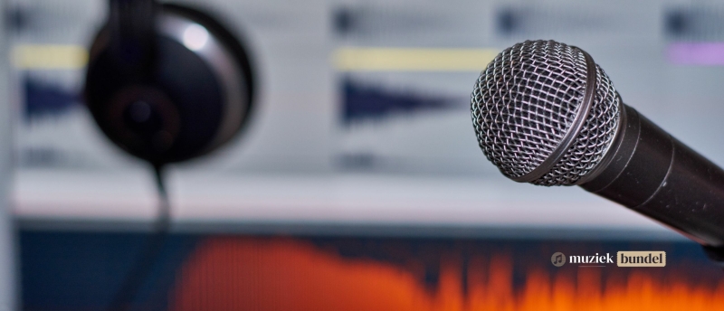 Studio met microfoon, beeldscherm en koptelefoon